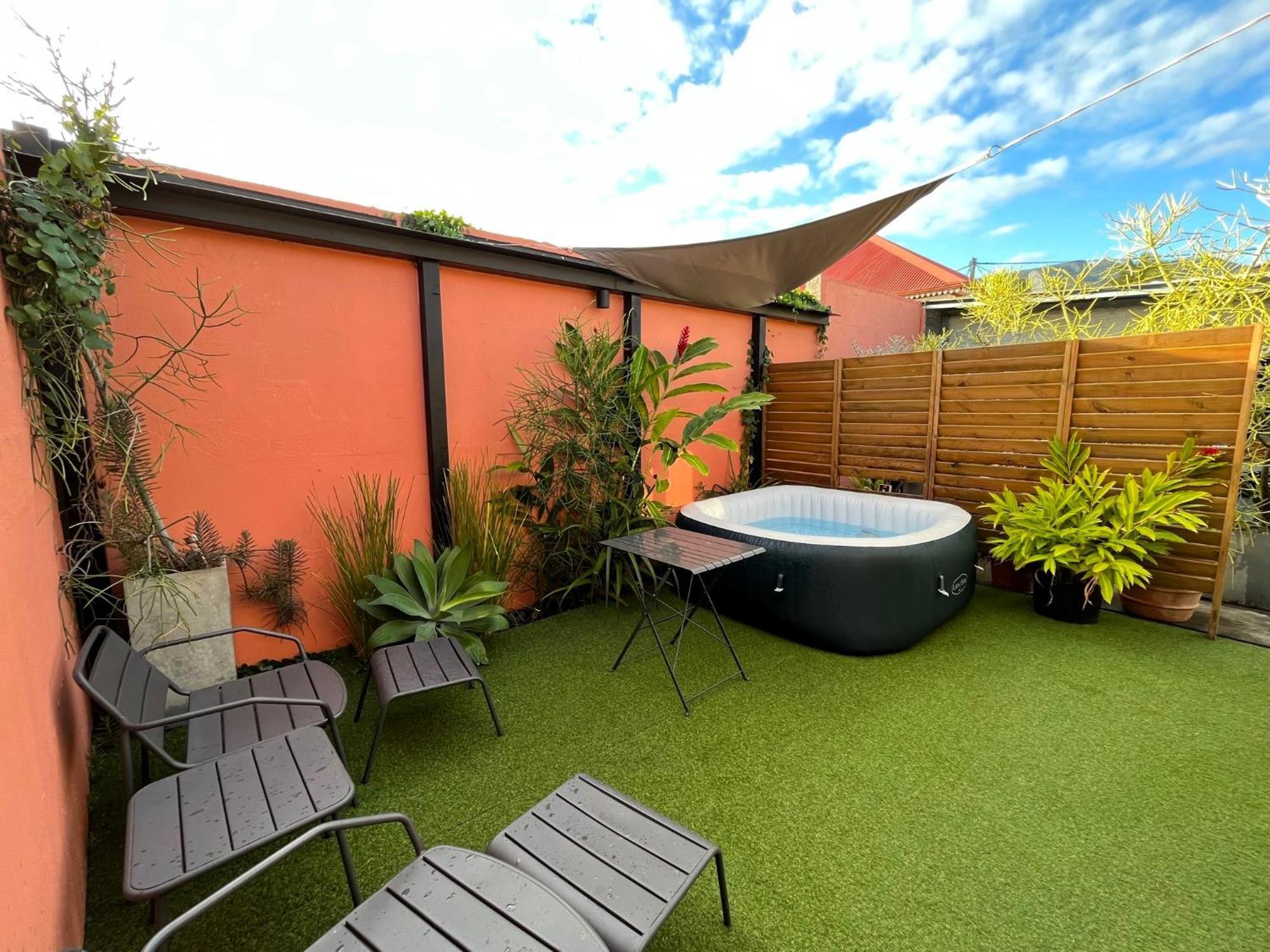 Charmant Bungalow Climatise Avec Jacuzzi Sainte-Clotilde Екстериор снимка